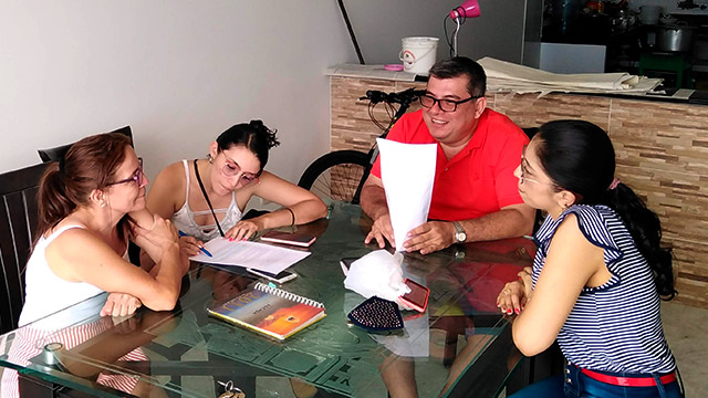 Familia reunida en la mesa hablando en su casa