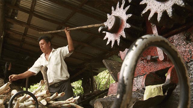 campesinos trabajando con maquinaria