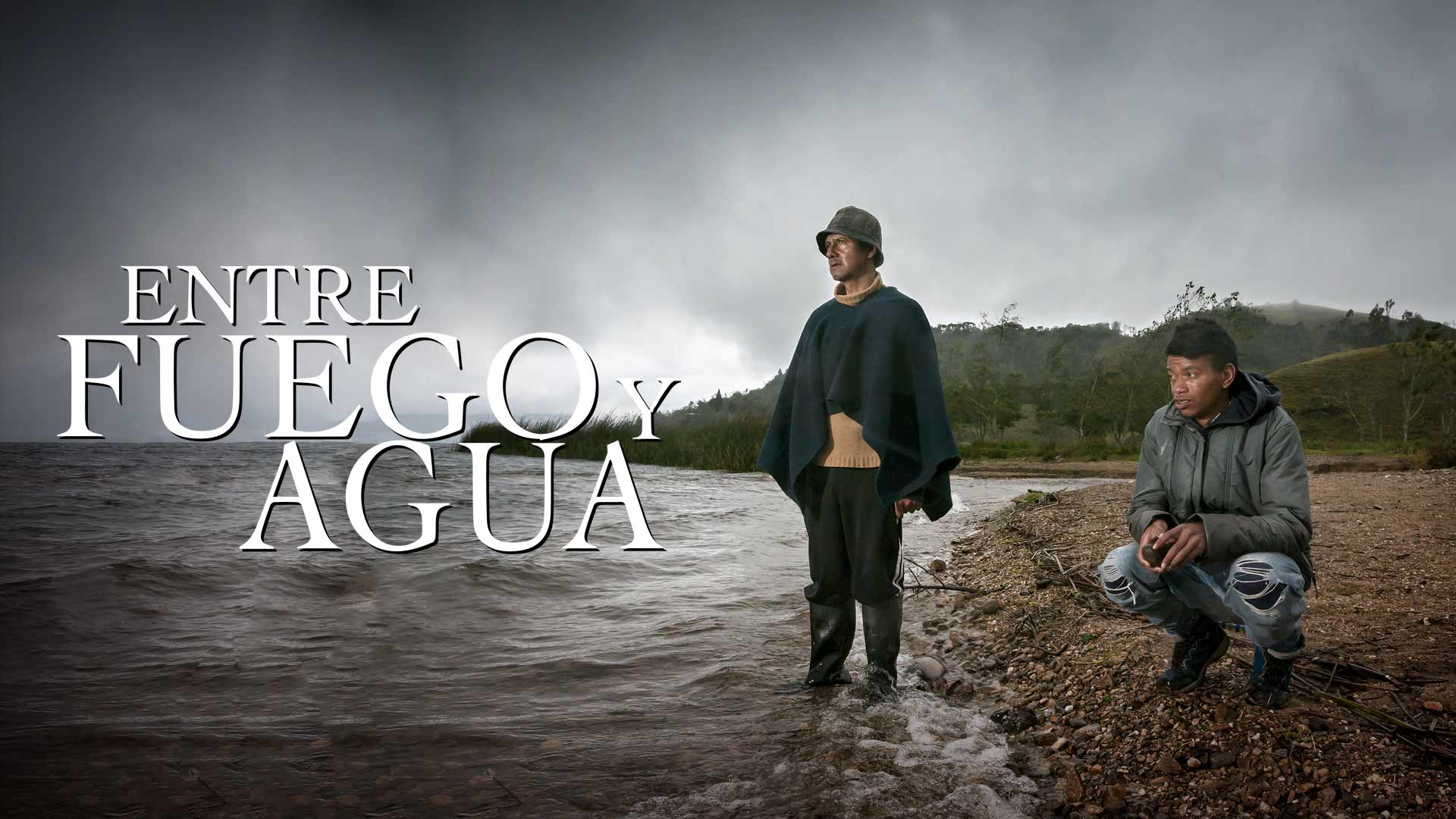 dos hombres la orilla del mar; Documental Entre fuego y agua, documentales de señal colombia, documentales gratis, documentales de etnias indigenas, afrocolombianidad, Laguna de La Cocha en Nariño