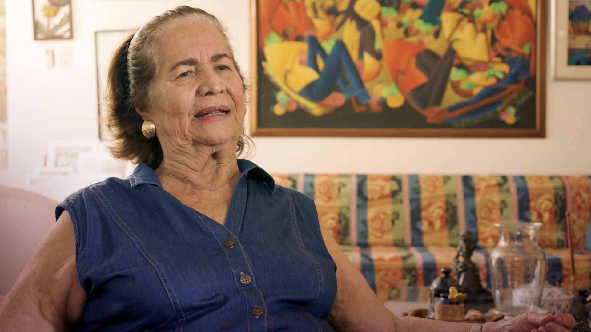 Mujer mayor siendo entrevistada en una sala - Mujeres sin Derecho y al Derecho