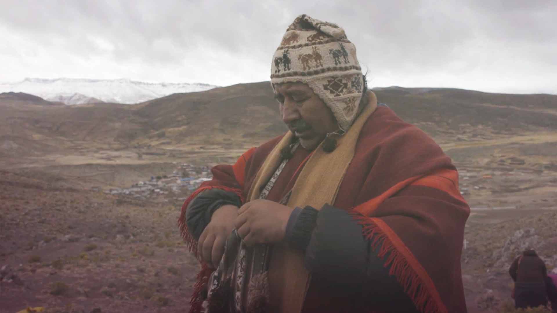 Abuelo aimara en un terreno llano en La Paz, Bolivia