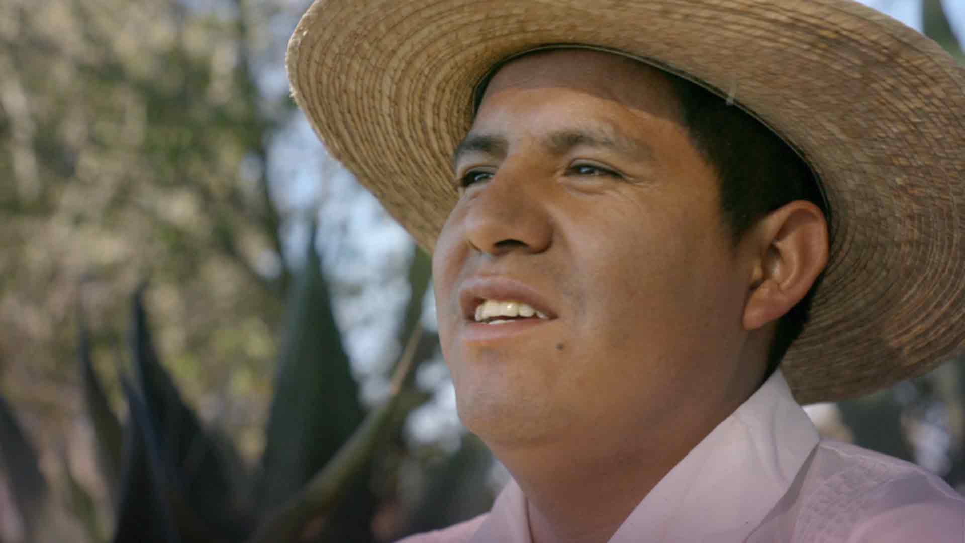 Indígena mirando hacia el horizonte - Secreto ancestral