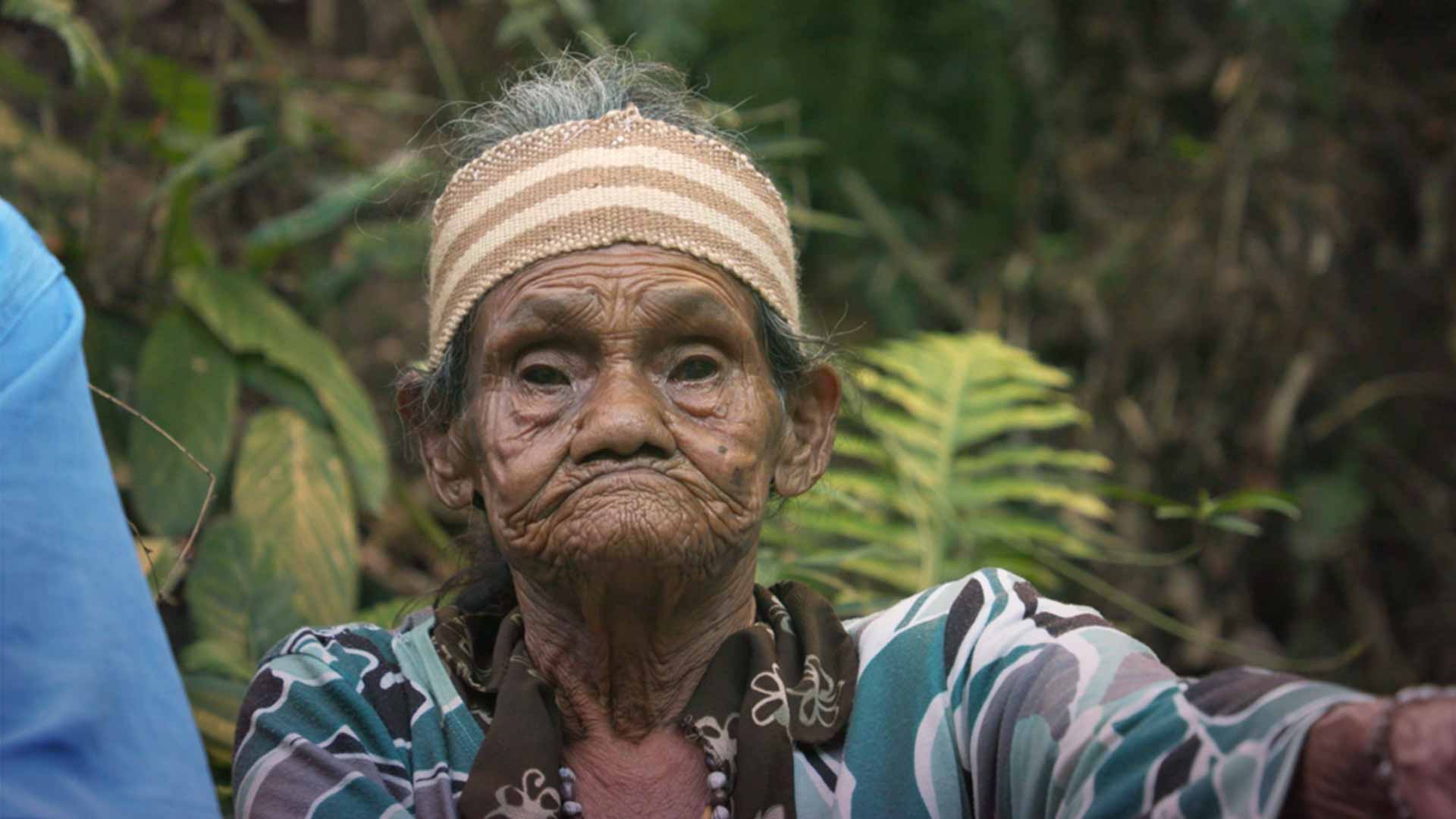 Fotografía de abuela indígena en medio de la selva - Secreto ancestral