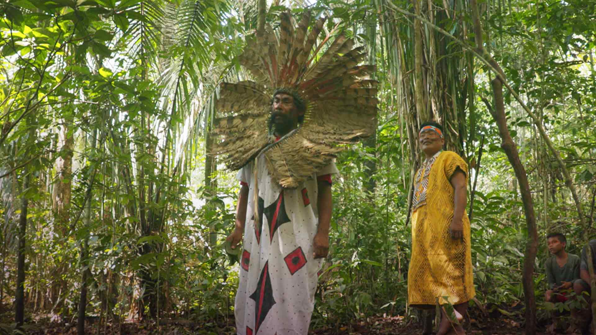 Indígenas del pueblo Huni Kuin en la espesa selva amazónica - Secreto ancestral