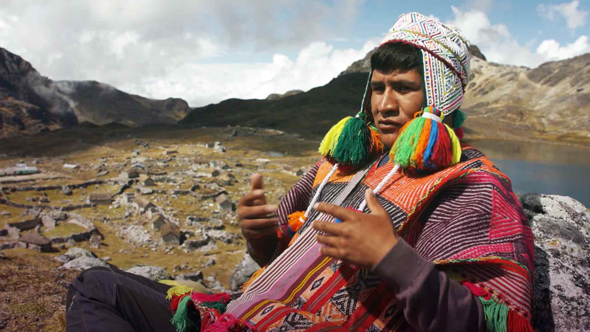 Indígena recostado en la piedra de una montaña - Secreto ancestral