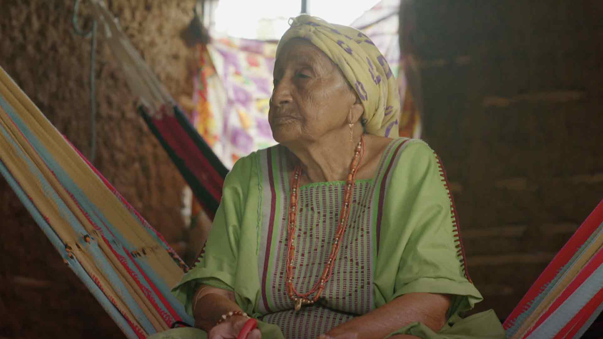 Abuela indígena Wayuu sentada en una hamaca - Secreto ancestral