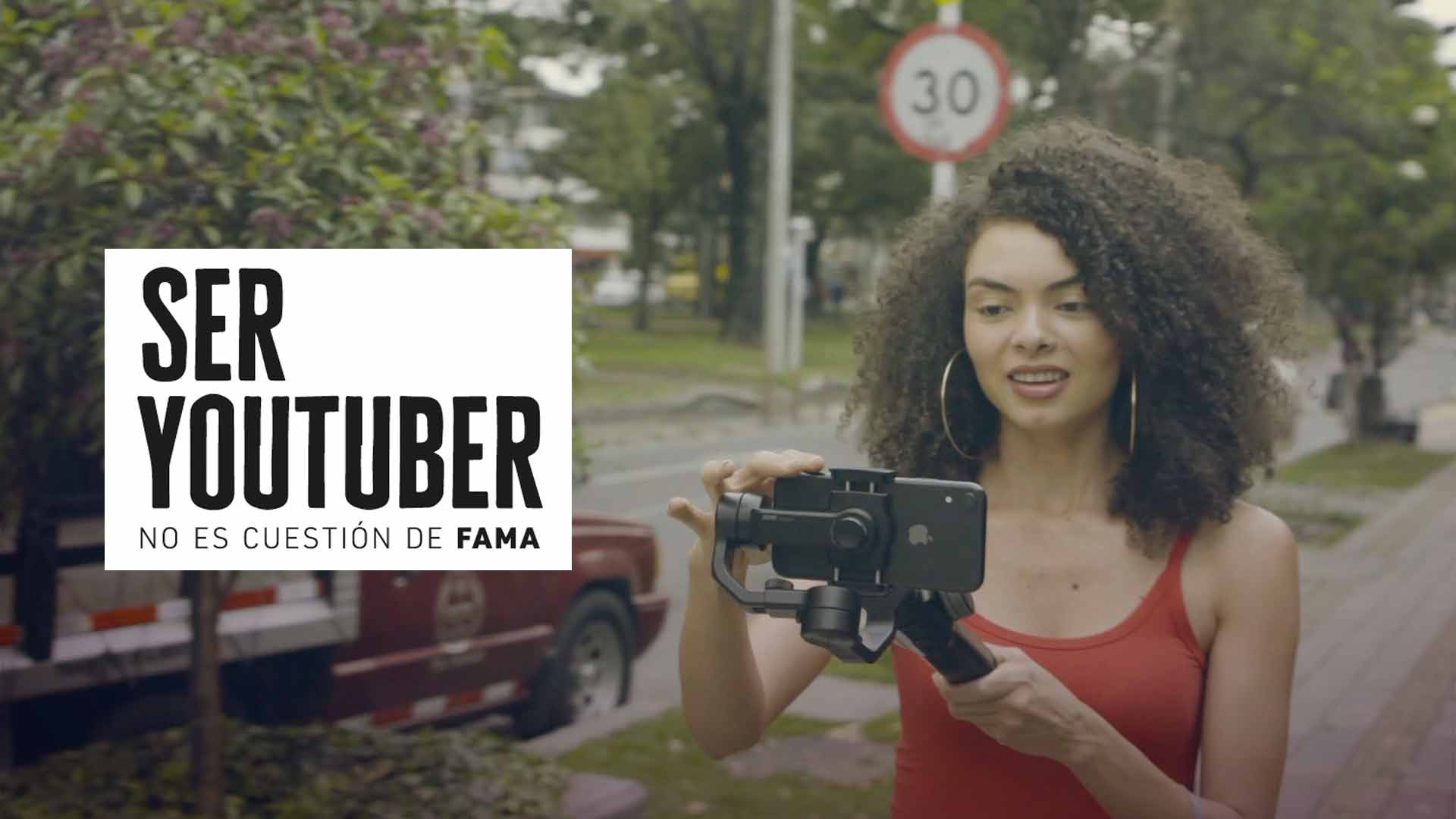 mujer afrocolombiana grabando un video con su celular