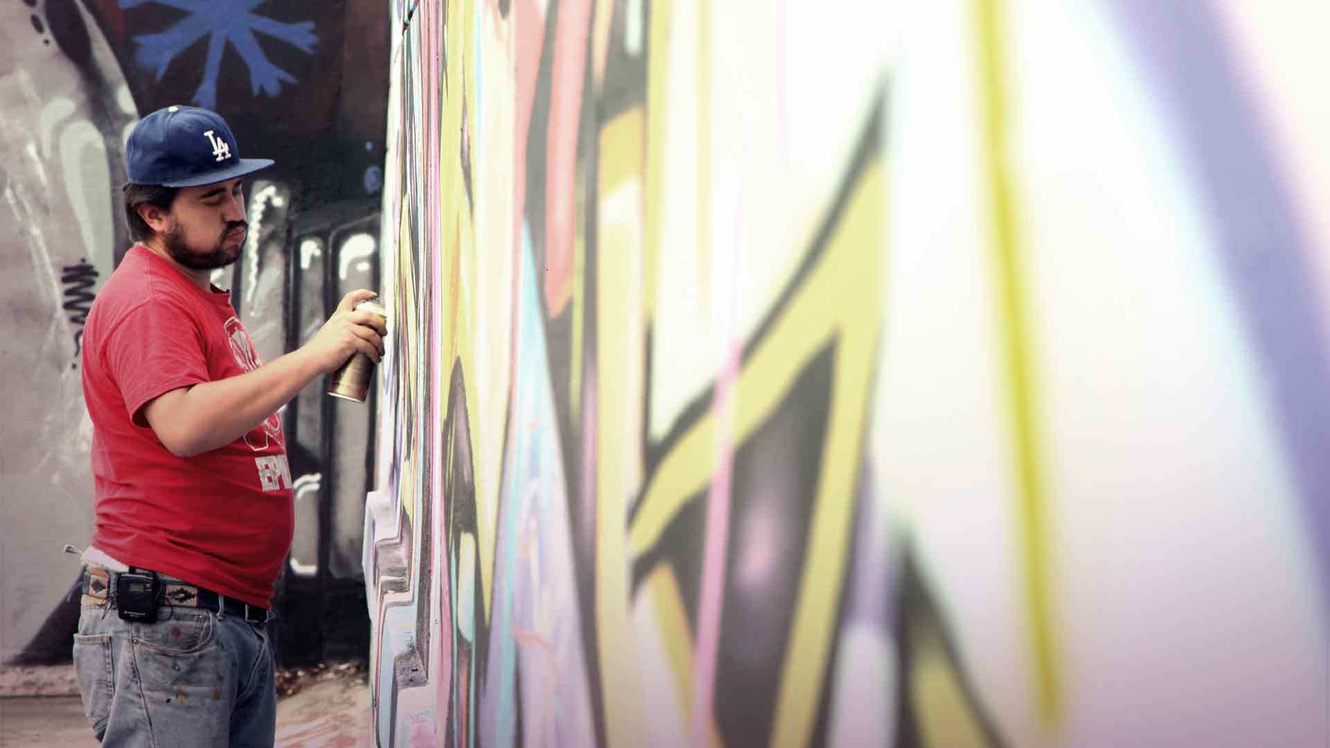 El grafitero Santiago Castro pintando calles de Bogotá Artecámara presenta serie documental
