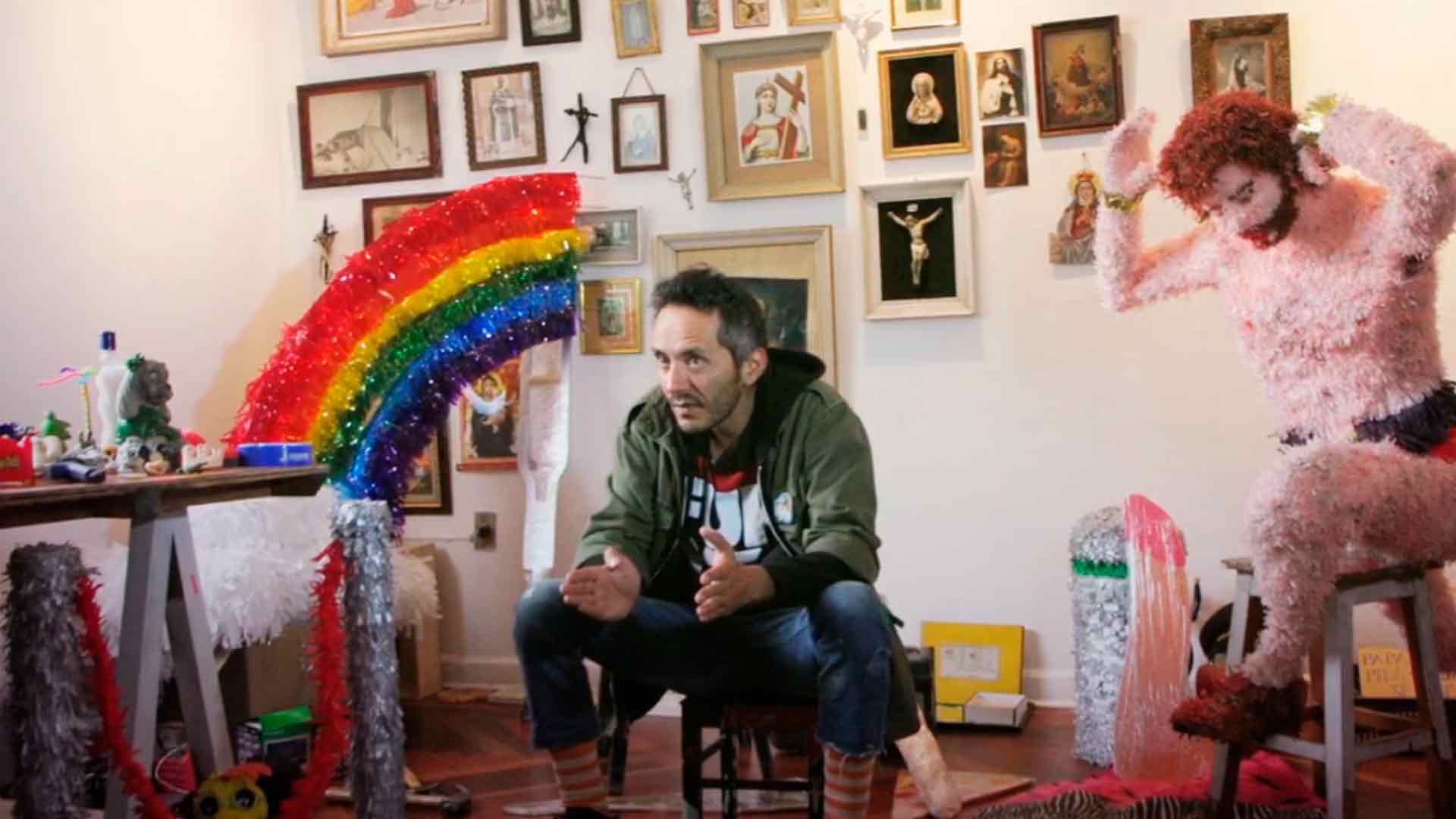 El artista Paulo Licona en su taller con piñatas terminadas Artecámara presenta serie documental