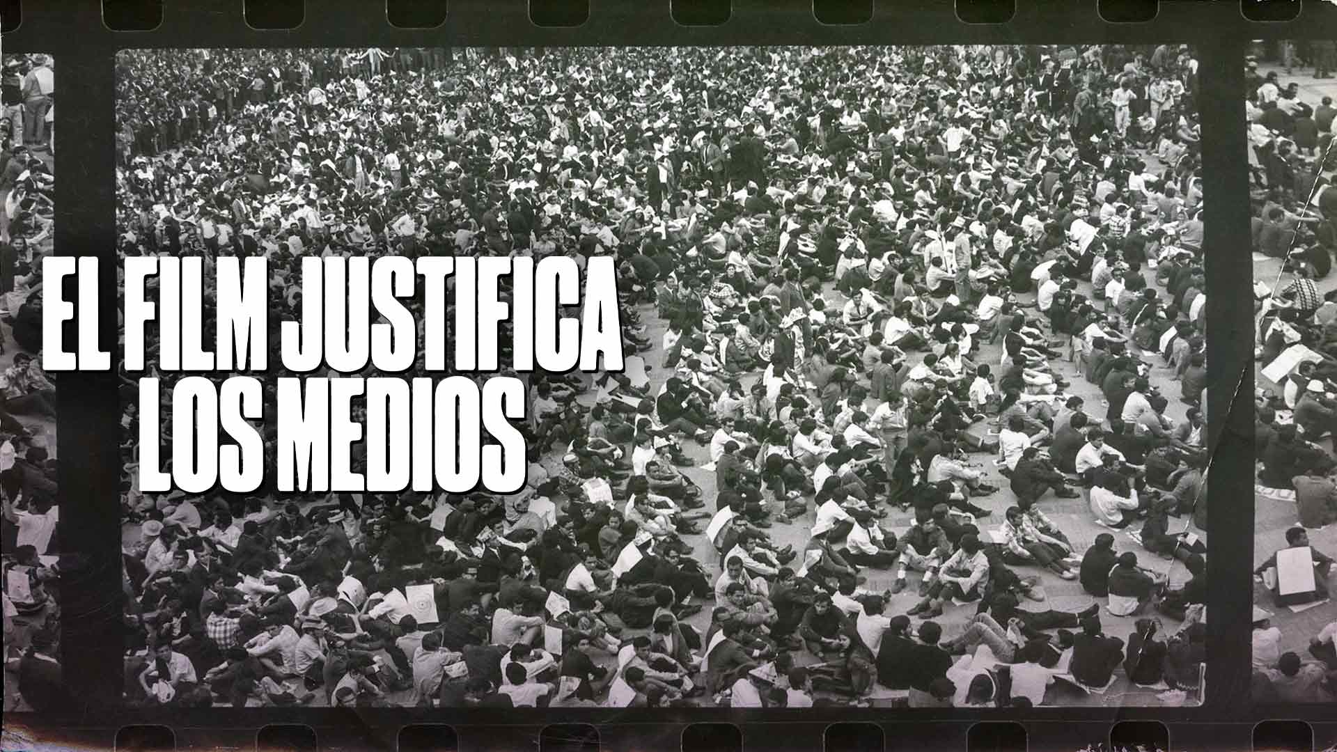 Multitud de personas sentadas en una plazoleta