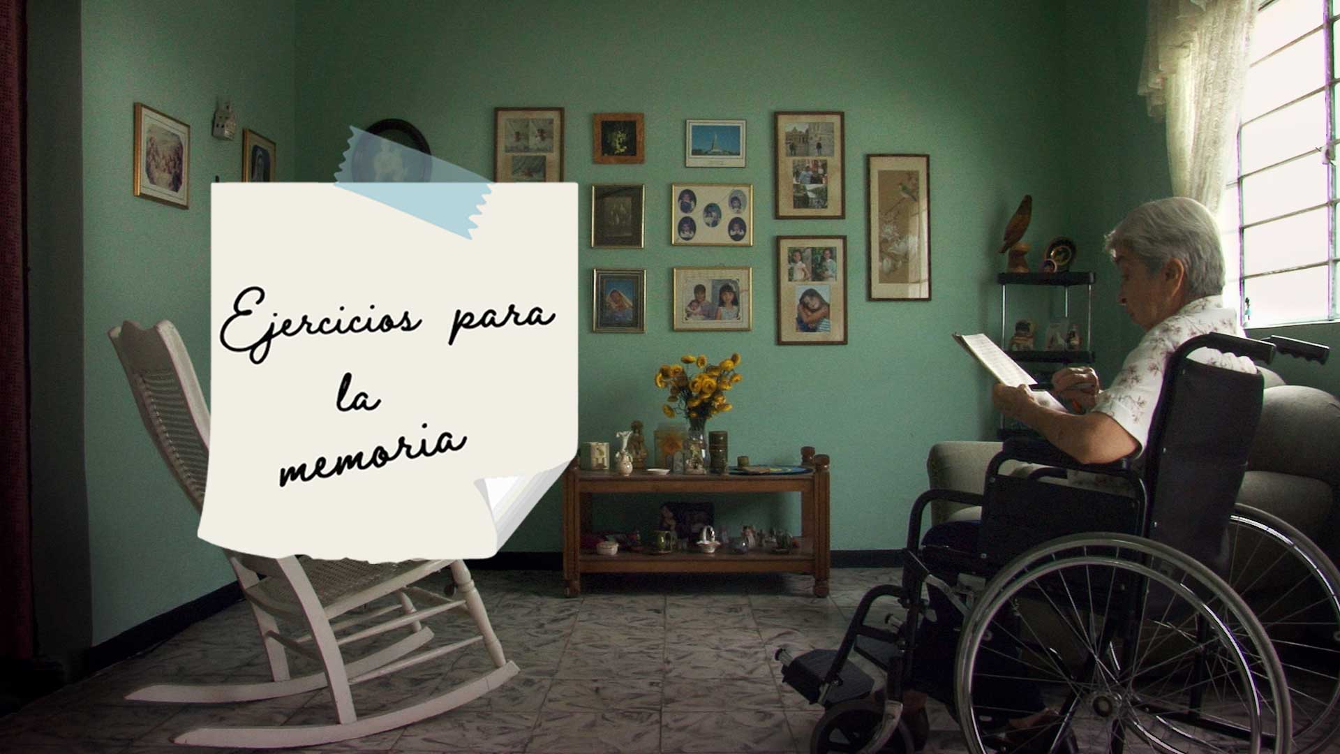 Protagonista del documental Ejercicios para la memoria lee en la sala de su casa