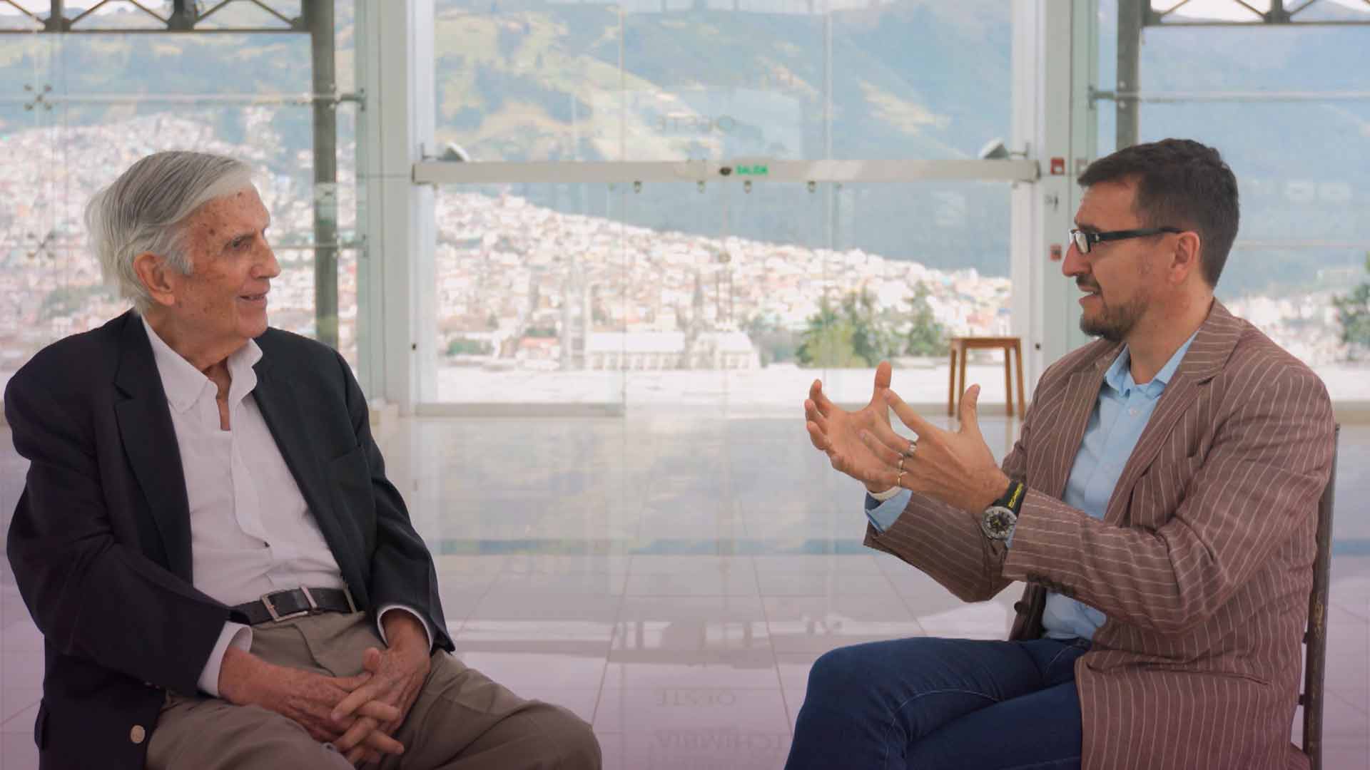 Dos hombres conversando sobre ideologías En el nombre del pueblo serie documental