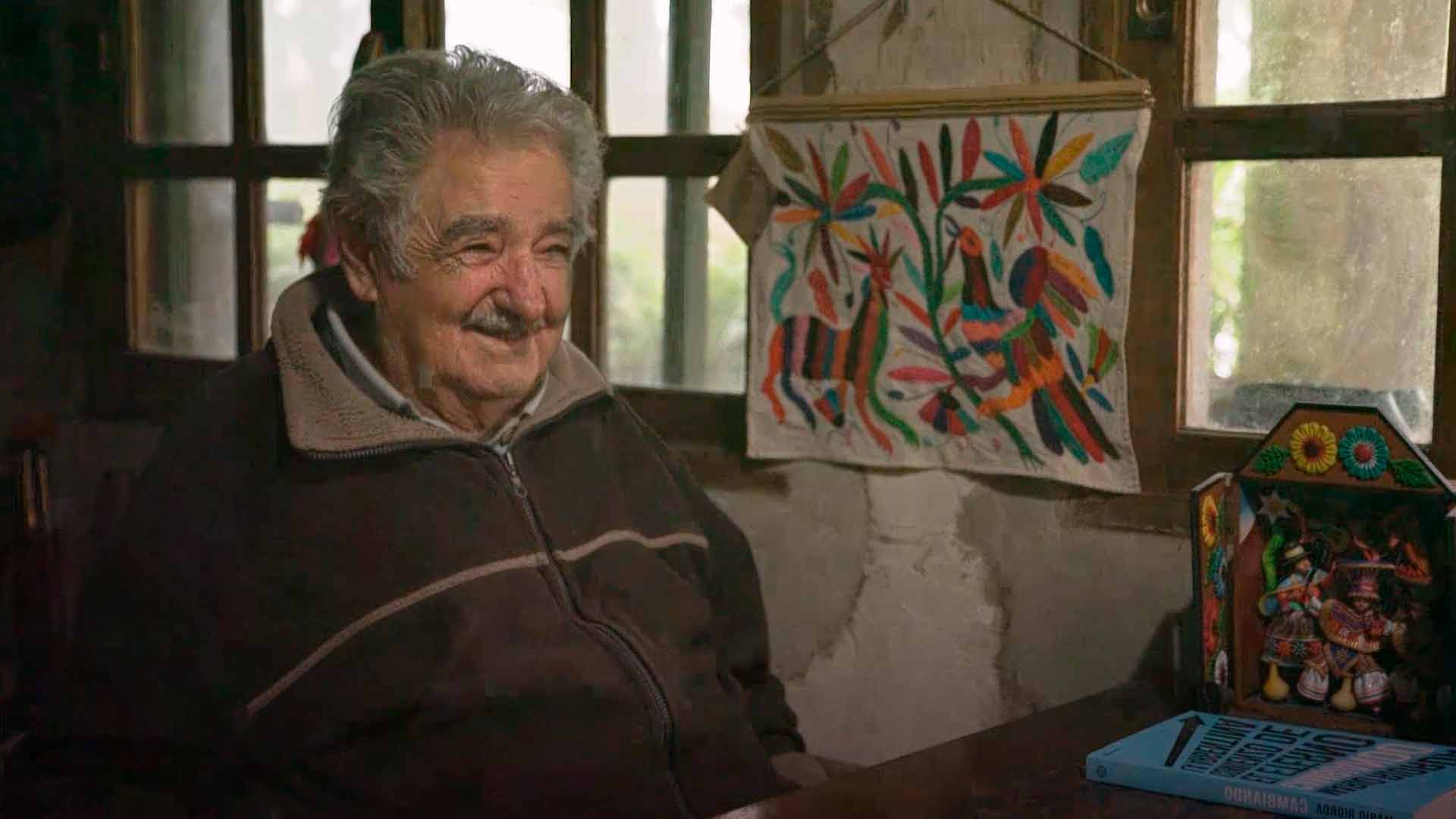 Pepe Mujica expresidente de uruguay sonríe a la cámara En el nombre del pueblo serie documental