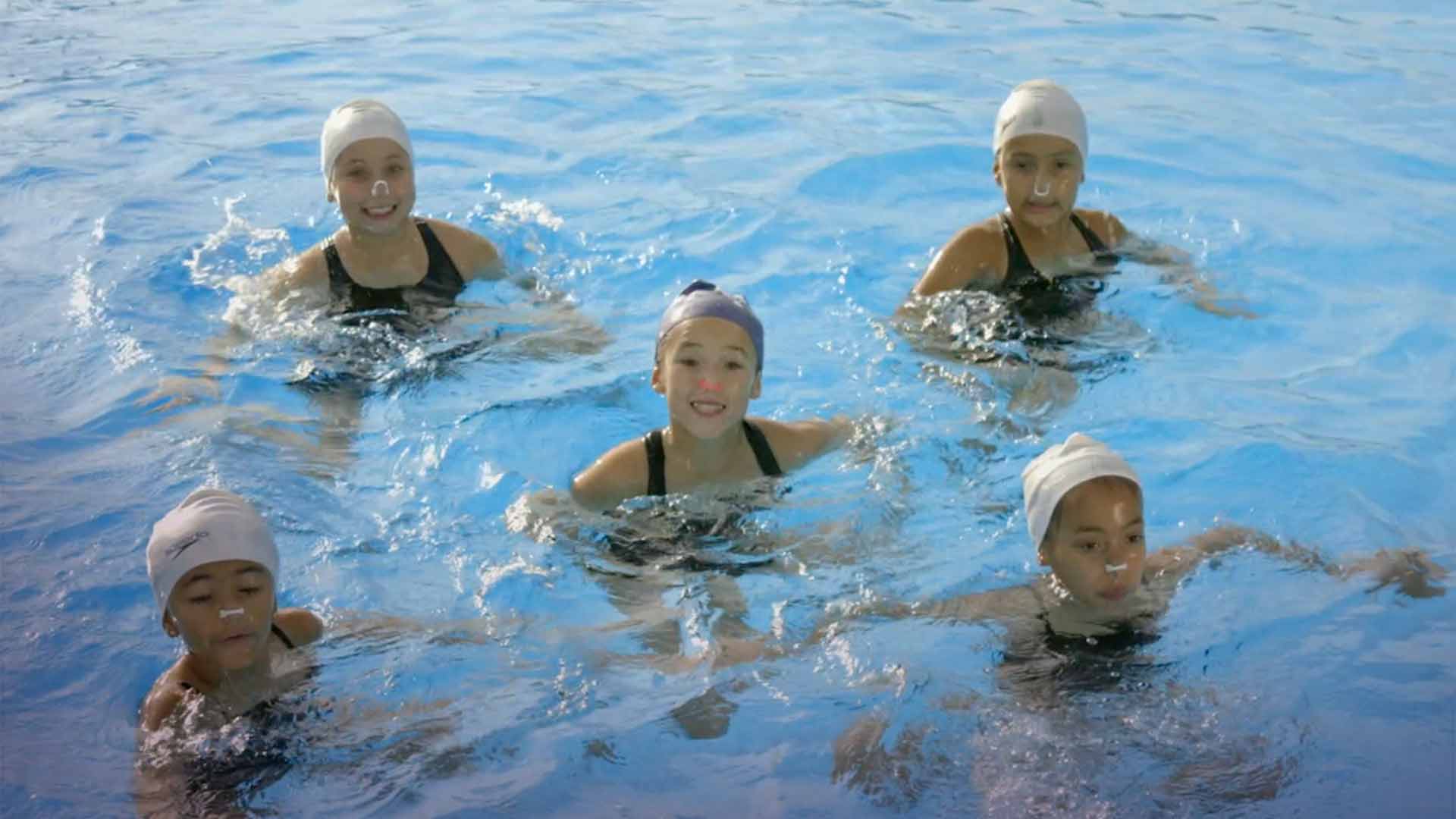 Niñas practicando nadado sincronizado - En sus marcas