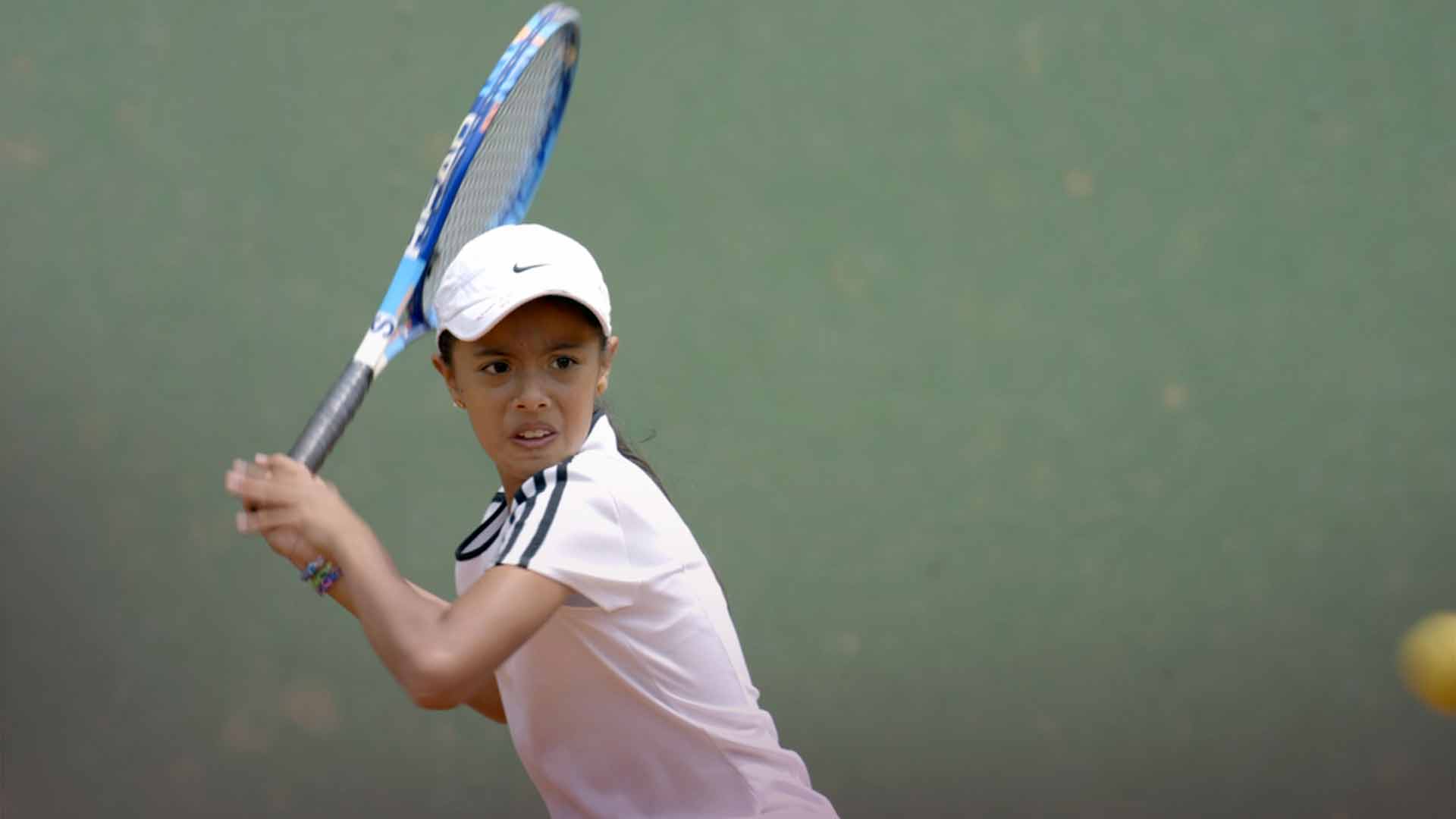 Niña jugando tenis - En sus marcas