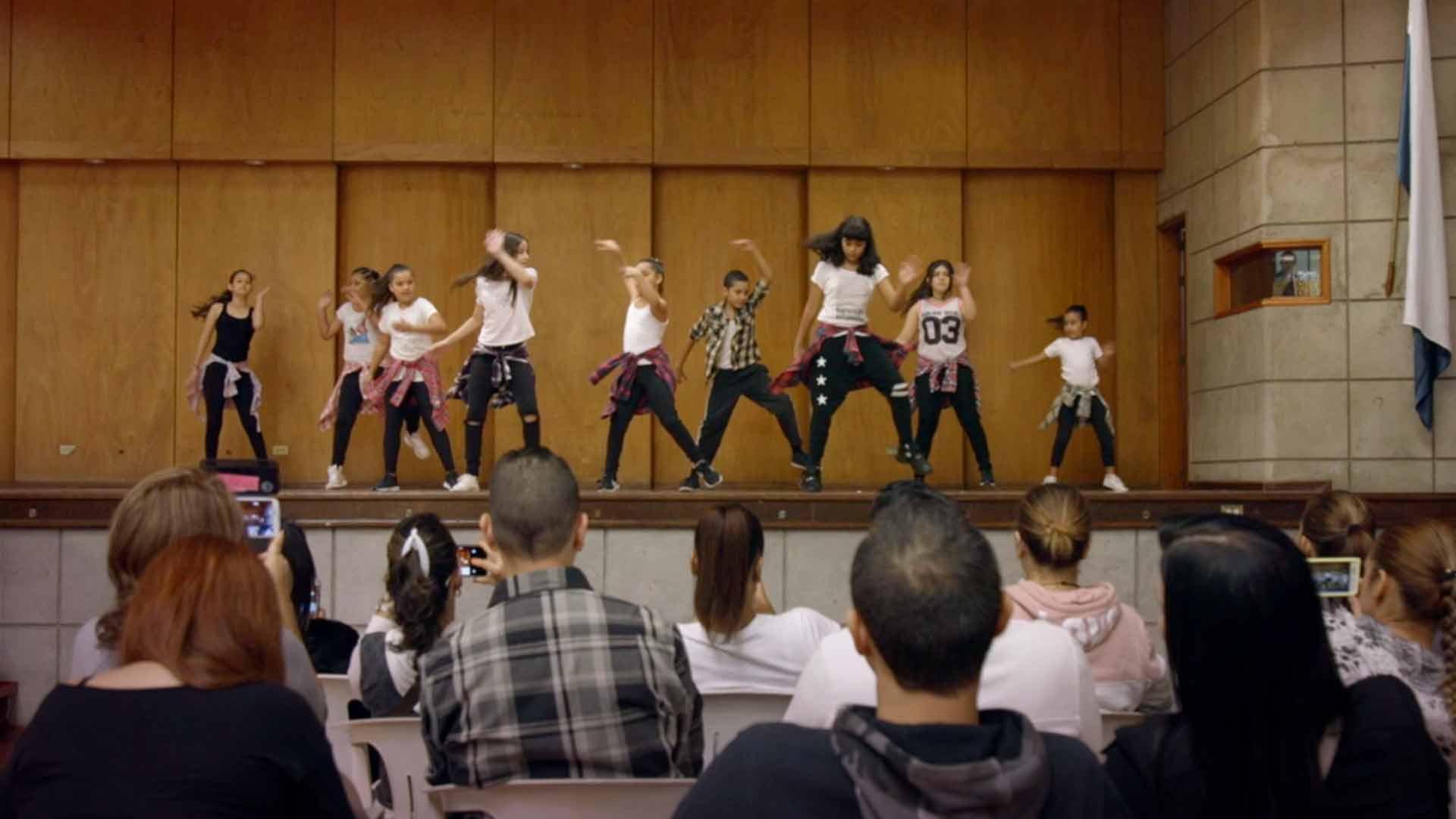 Un grupo de niñas bailando en un escenario - En sus marcas