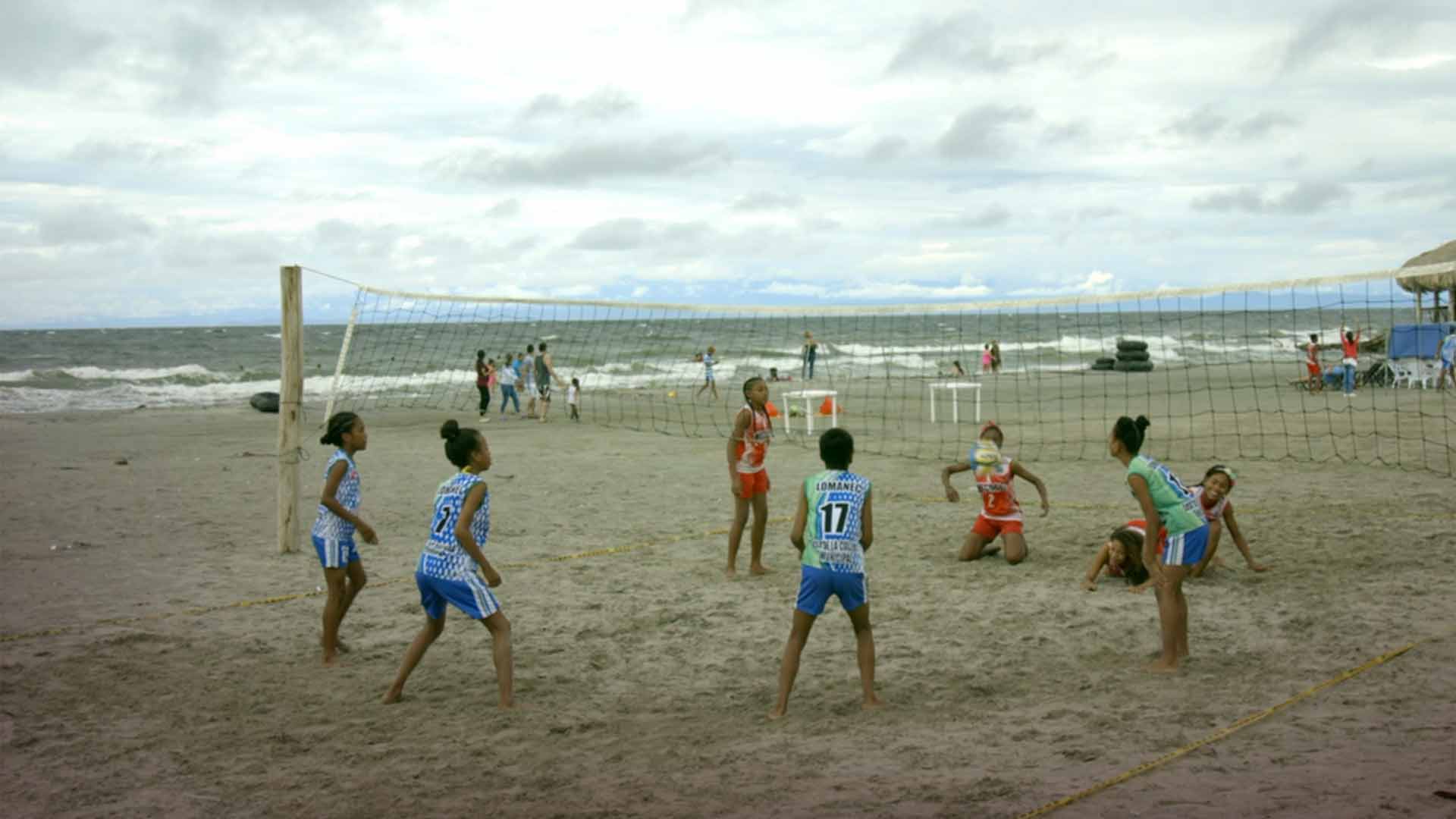 Niñas jugando voleibol en la playa - En sus marcas