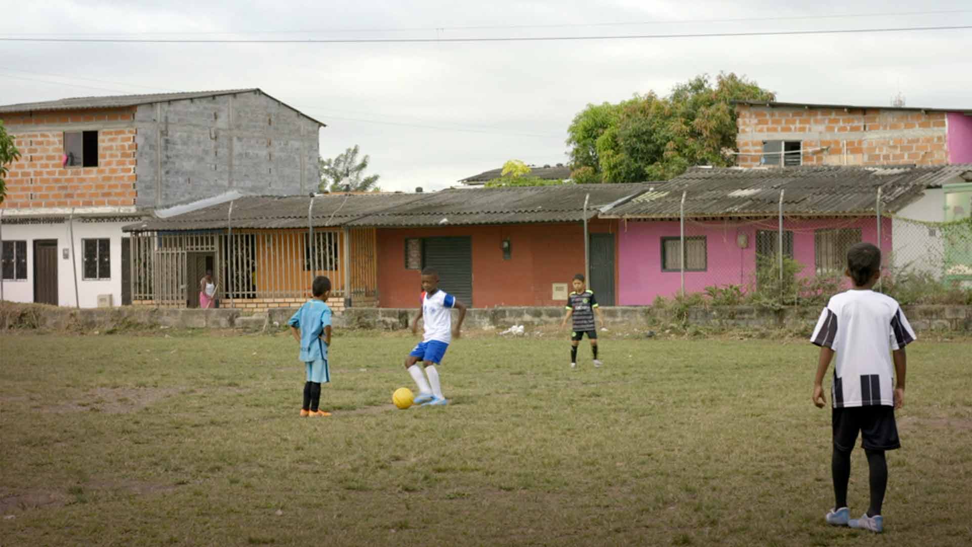 Niños jugando fútbol - En sus marcas