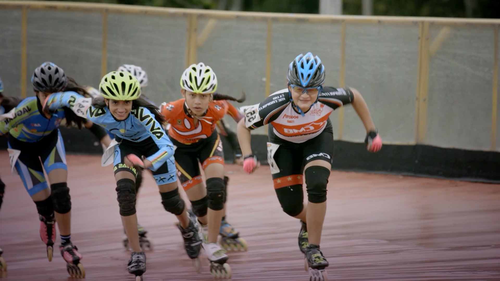 Un grupo de niñas compitiendo en una pista de patinaje - En sus marcas