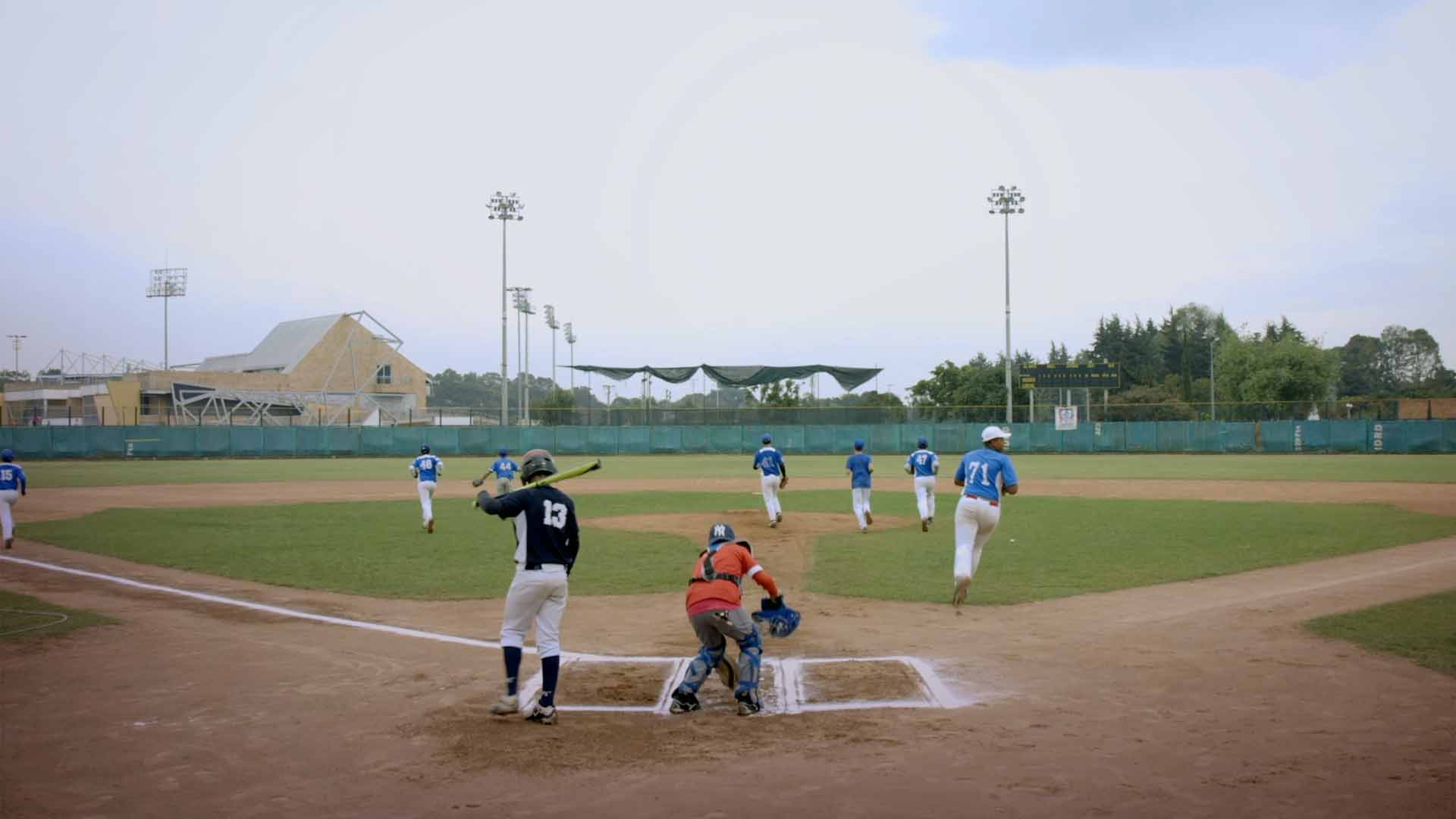Equipo de niños jugando béisbol - En sus marcas