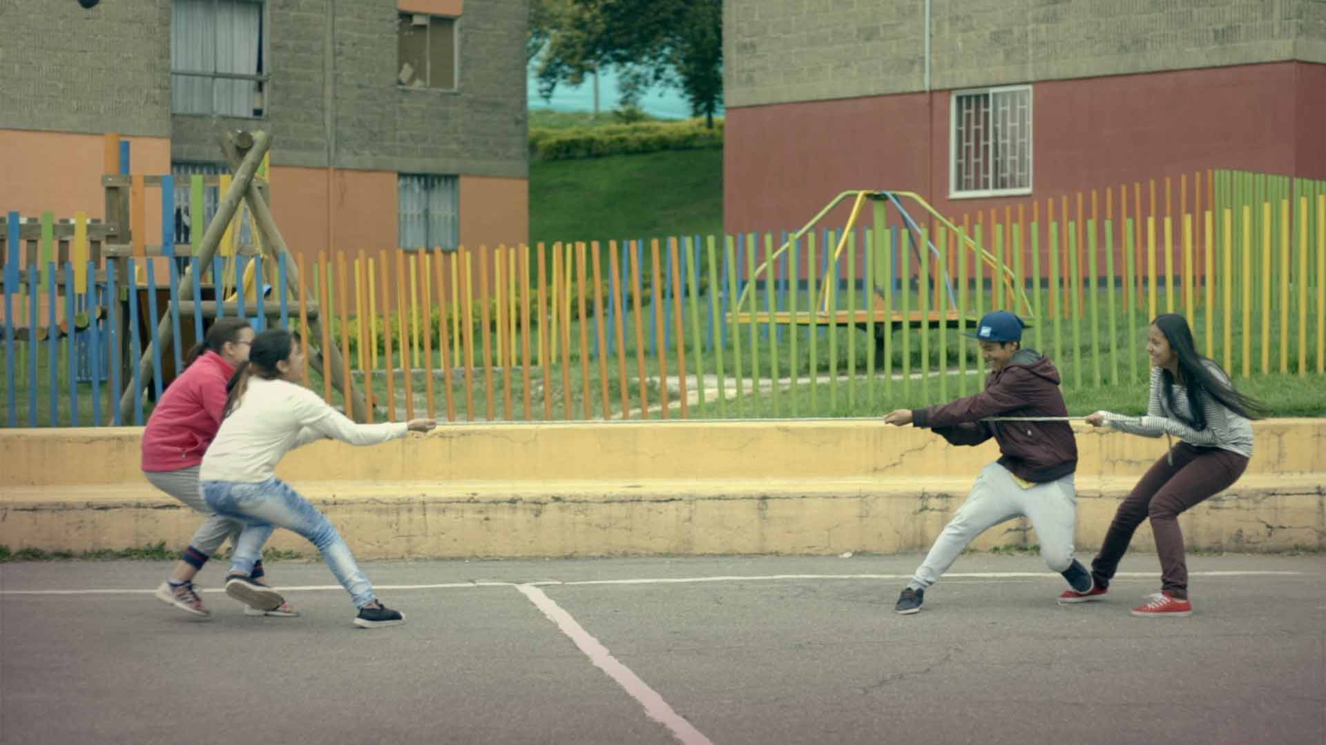 Un grupo de niños halando una cuerda en lados opuestos - En sus marcas