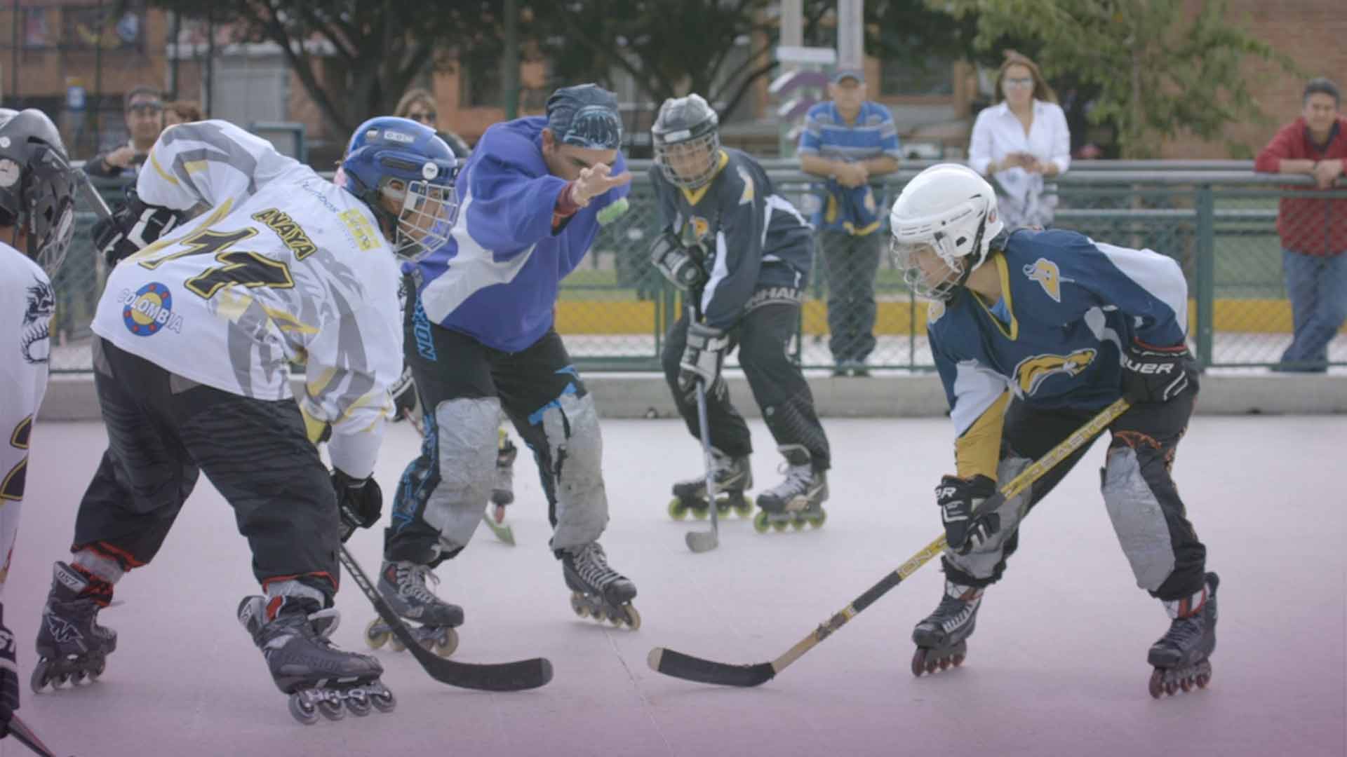 Niños y niñas jugando jockey - En sus marcas