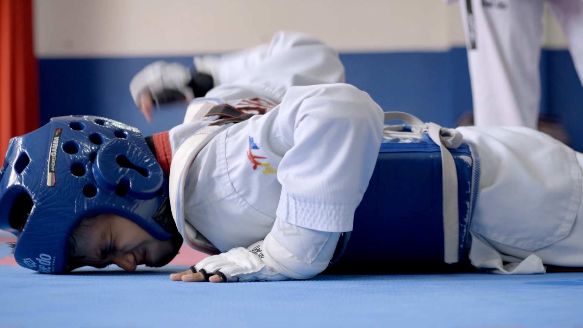 Andrés con su uniforme de Taekwondo