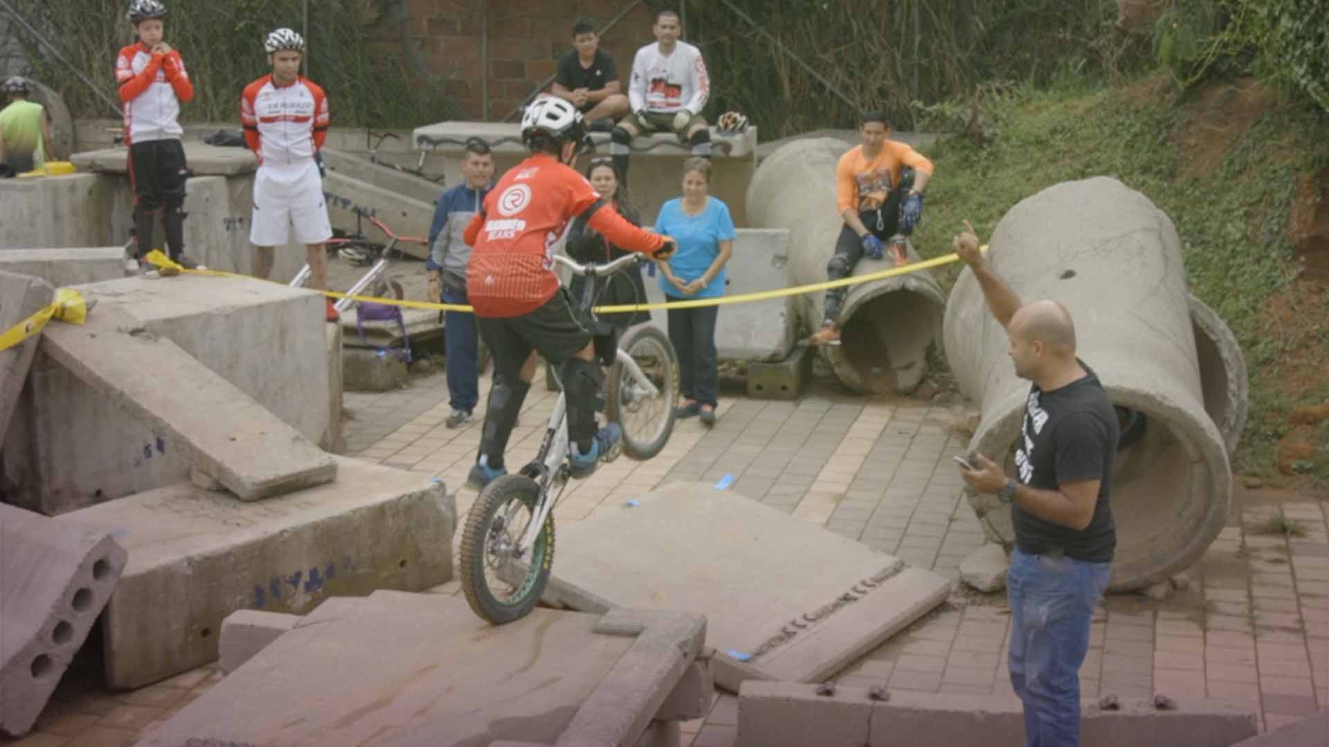 Niño practicando bike trial sobre una pista de obstáculos - En sus marcas