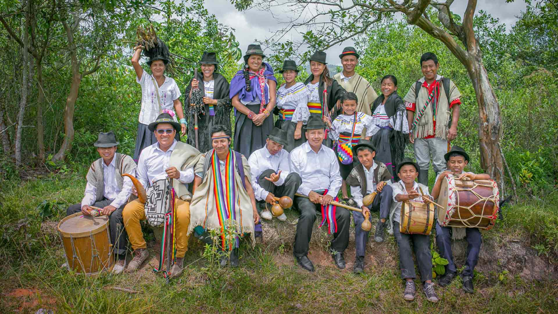 Grupo de indígenas sonriendo - Hijos de la Gaitana