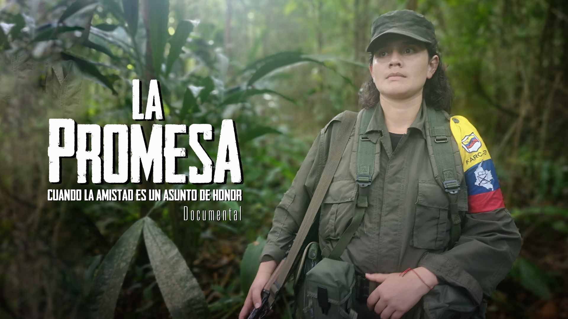 Mujer adulta con un fúsil en su mano y uniforme de las FARC en la selva - La Promesa
