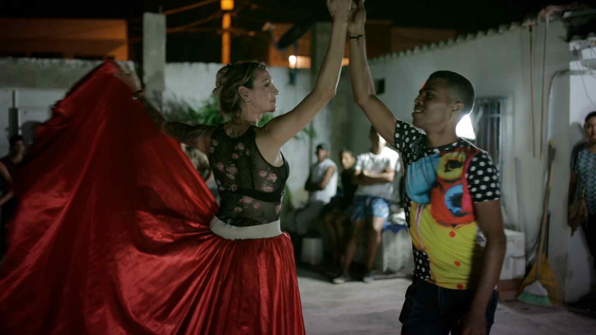 Hombre y mujer ensayando baile para el Carnaval gay de Barranquilla - Mar de colores