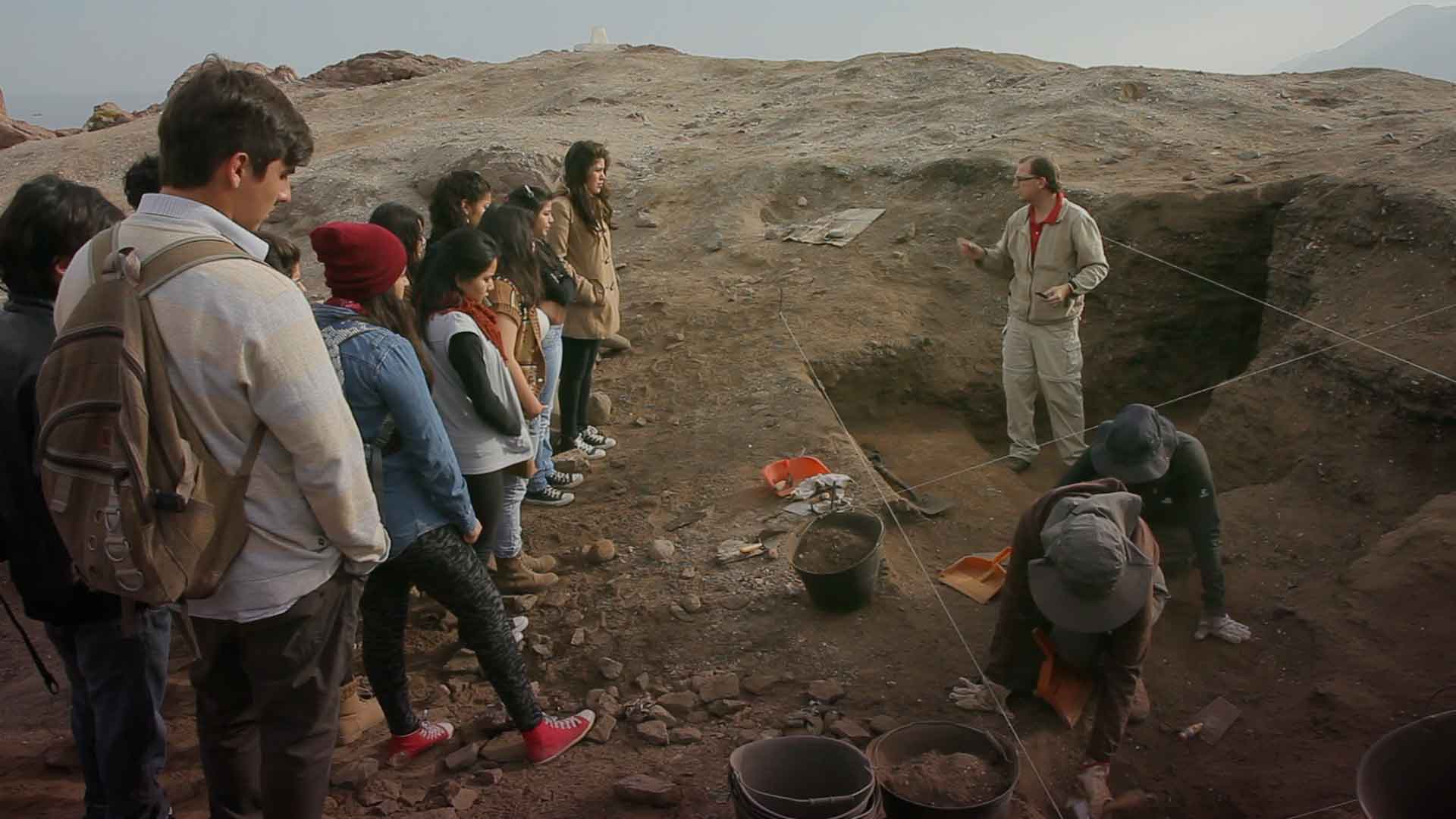 Personas observando un hallazgo arqueológico - Misión ciencia