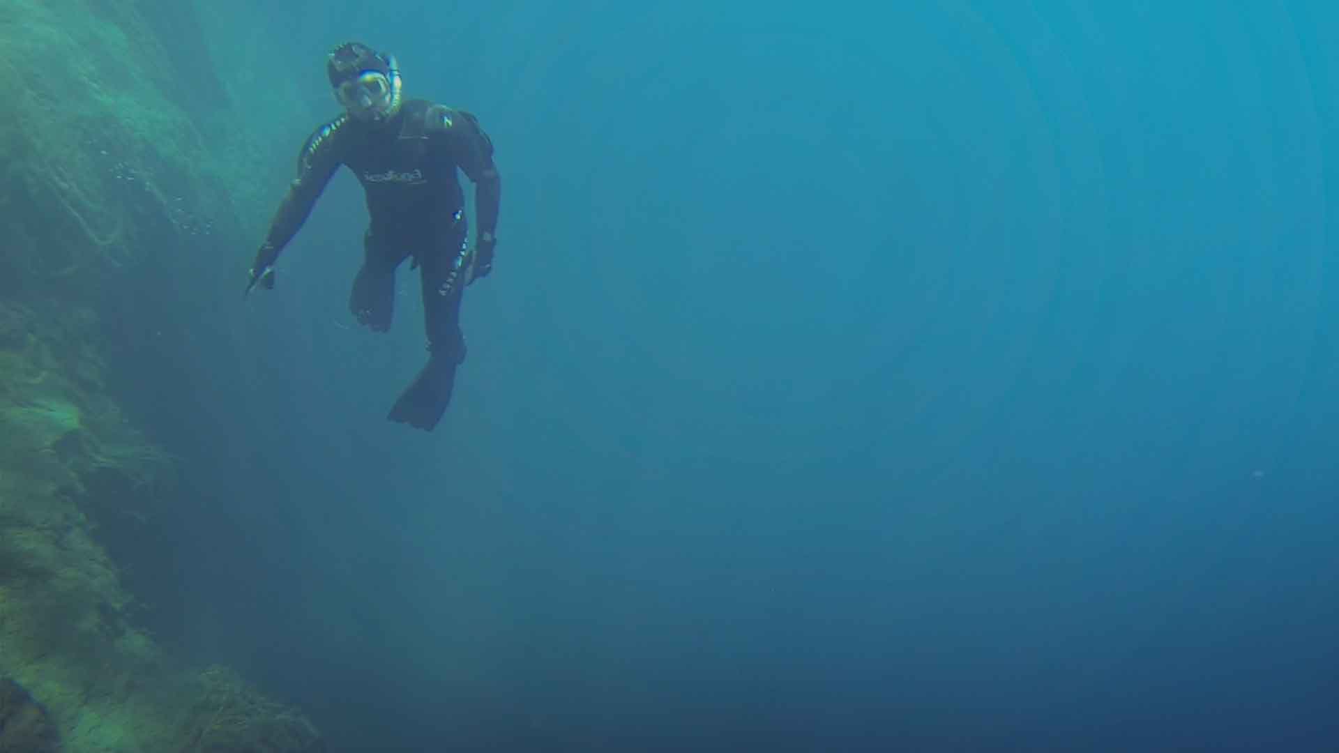 Buzo en el fondo de la laguna negra, Chile - Misión ciencia