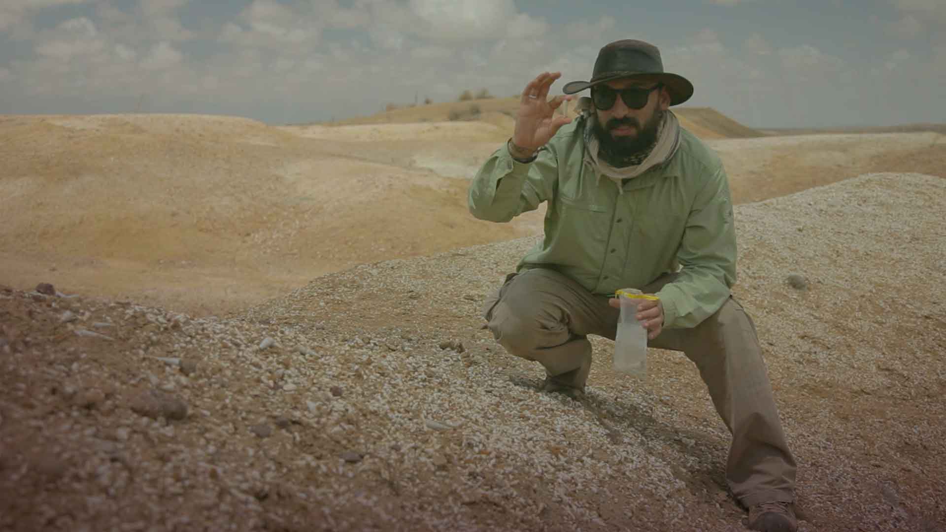 Científico en el desierto de la Guajira recogiendo un fósil - Misión ciencia