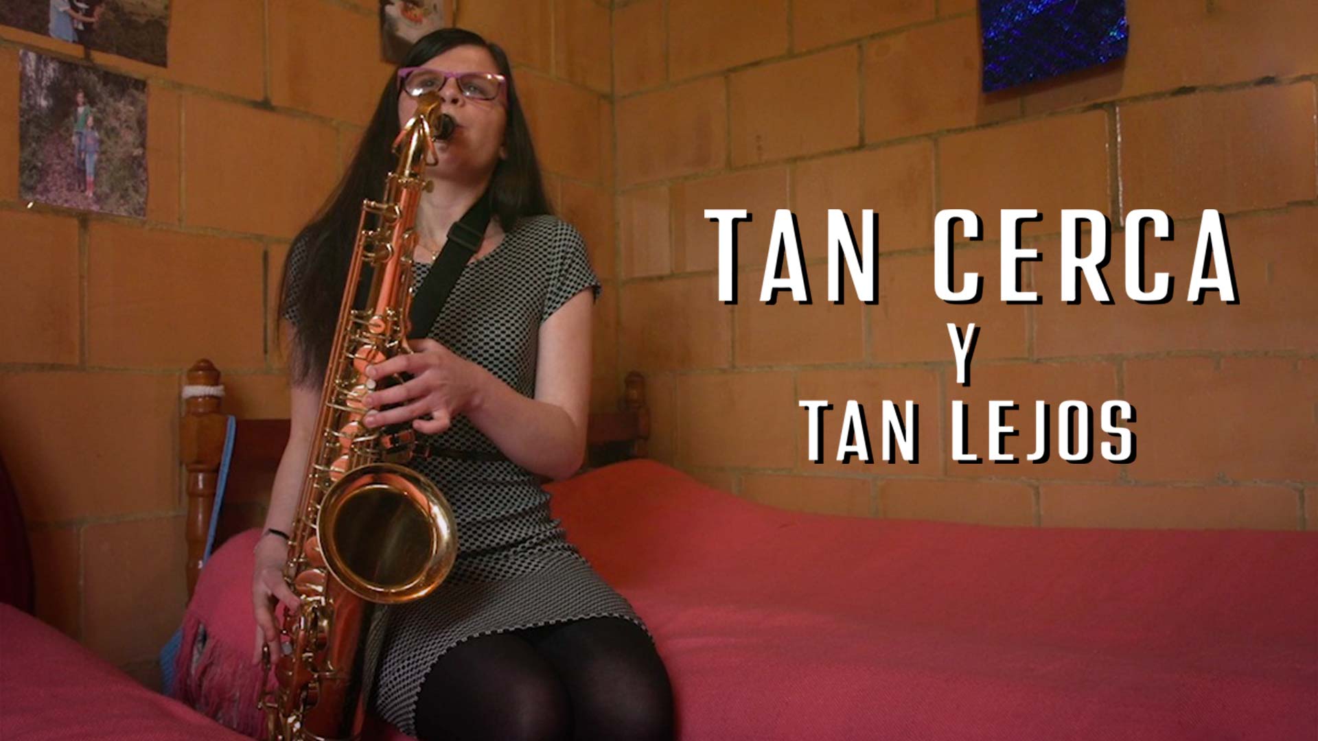 Mujer joven tocando saxofón sobre una cama - Tan cerca y tan lejos