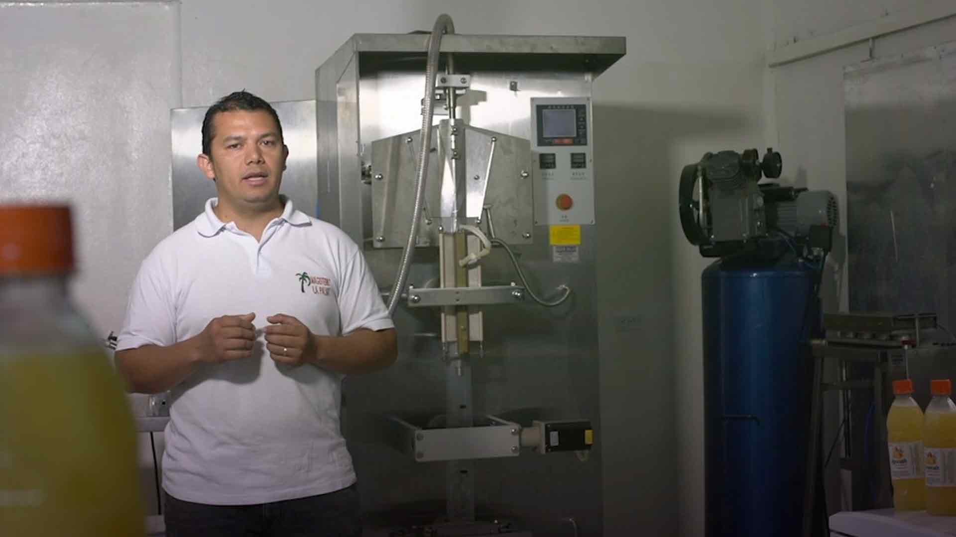 Joven emprendedor dentro de una planta de producción - Tan cerca y tan lejos