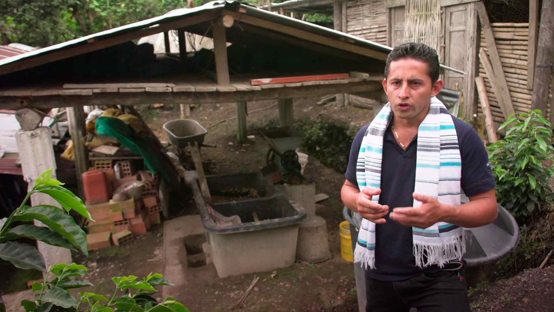 Hombre con poncho en sus hombros - Tan cerca y tan lejos