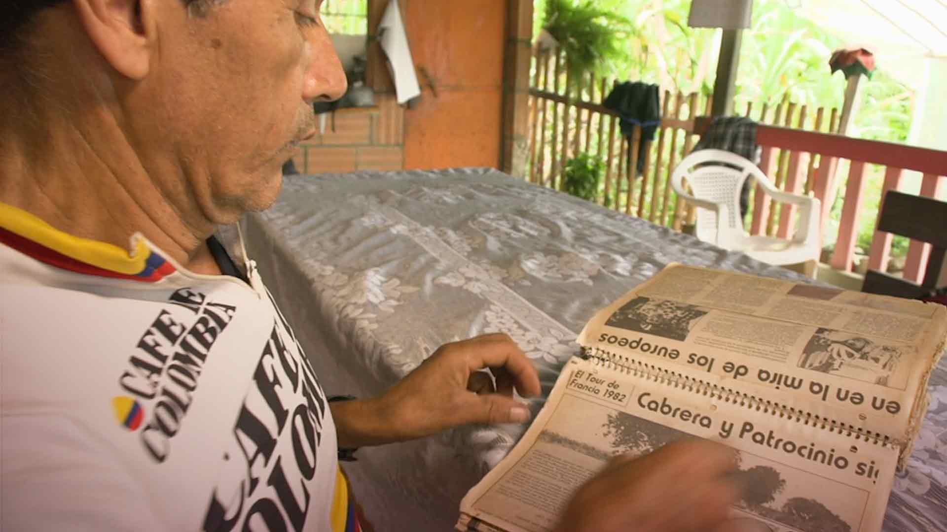 Hombre leyendo un periódico antiguo - Tan cerca y tan lejos