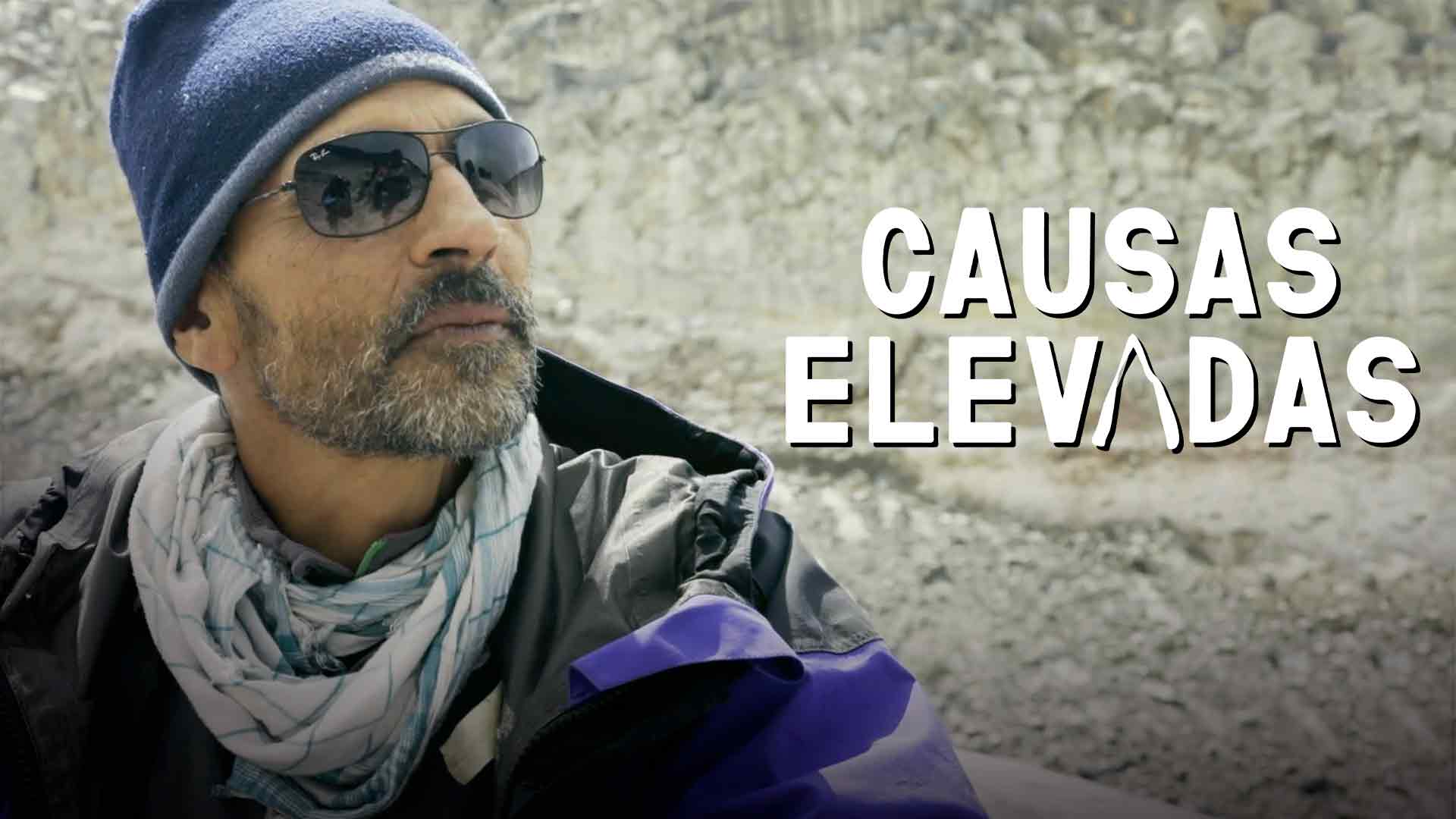 Hombre adulto de perfil mira hacia el horizonte en la montaña