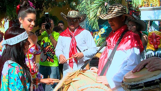 dos reinas tocando tambores en el carnaval de Barranquilla