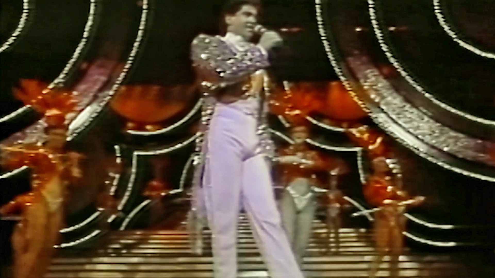 Hombre cantando en las vegas, el mundo al vuelo, viajar por el mundo, hector mora