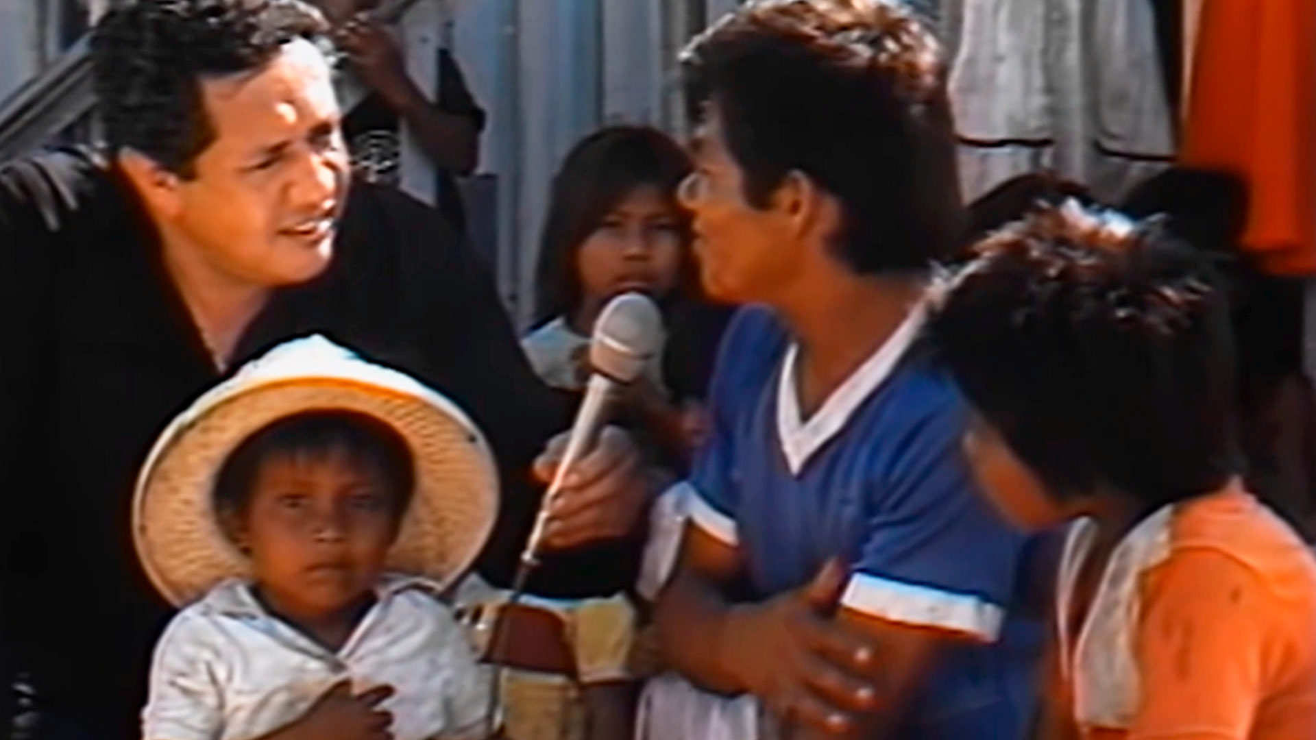 Héctor Mora haciendo entrevistas a niños