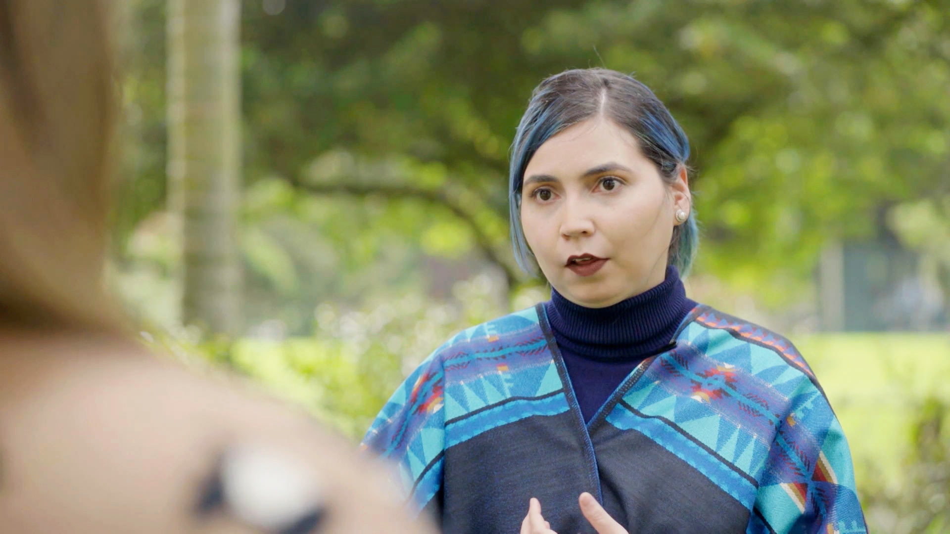 Mujer hablando sobre el Amazonas, cápsula de Tesoros del Amazonas, el mundo al vuelo, hector mora, viaja por el mundo