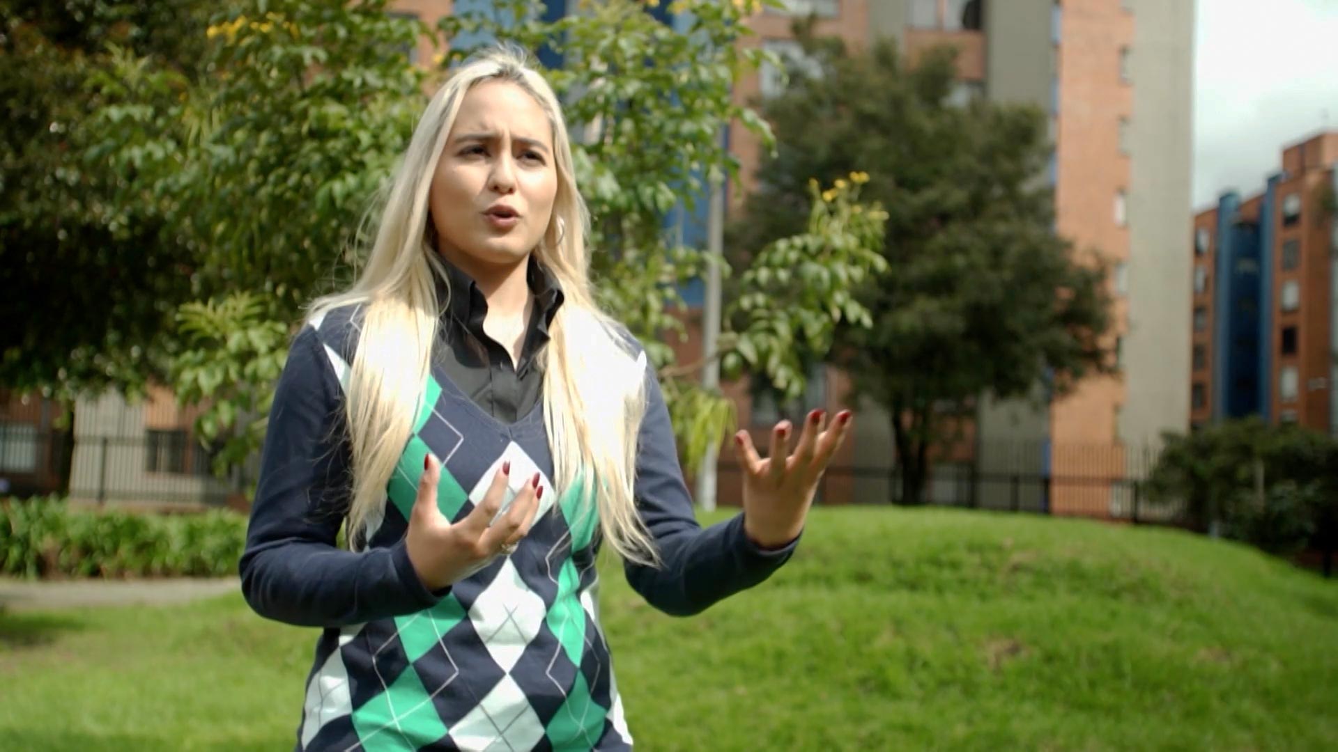 Mujer hablando sobre los países del mundo, El mundo al vuelo, Héctor Mora,  turismo, viajar por el mundo, series colombianas, series de señal memoria, recorrer el mundo