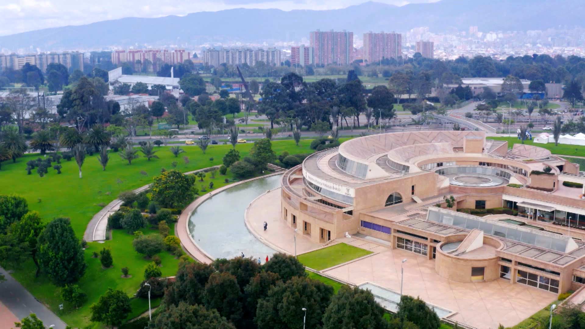 Biblioteca Virgilio Barco, Comidas del mundo, comer, comidas típicas en el mundo, El mundo al vuelo, Héctor Mora,  turismo, viajar por el mundo, series colombianas, series de señal memoria, recorrer el mundo