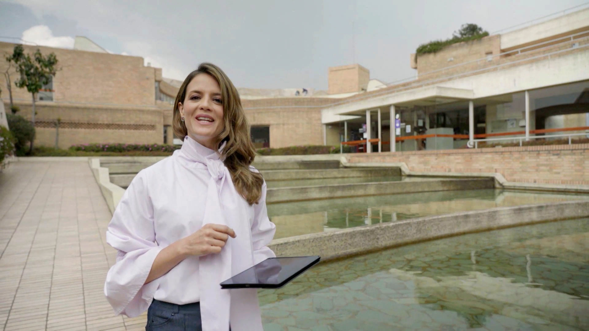 Mujer hablando de los puertos del mundo, El mundo al vuelo, Héctor Mora,  turismo, viajar por el mundo, series colombianas, series de señal memoria, recorrer el mundo, historia