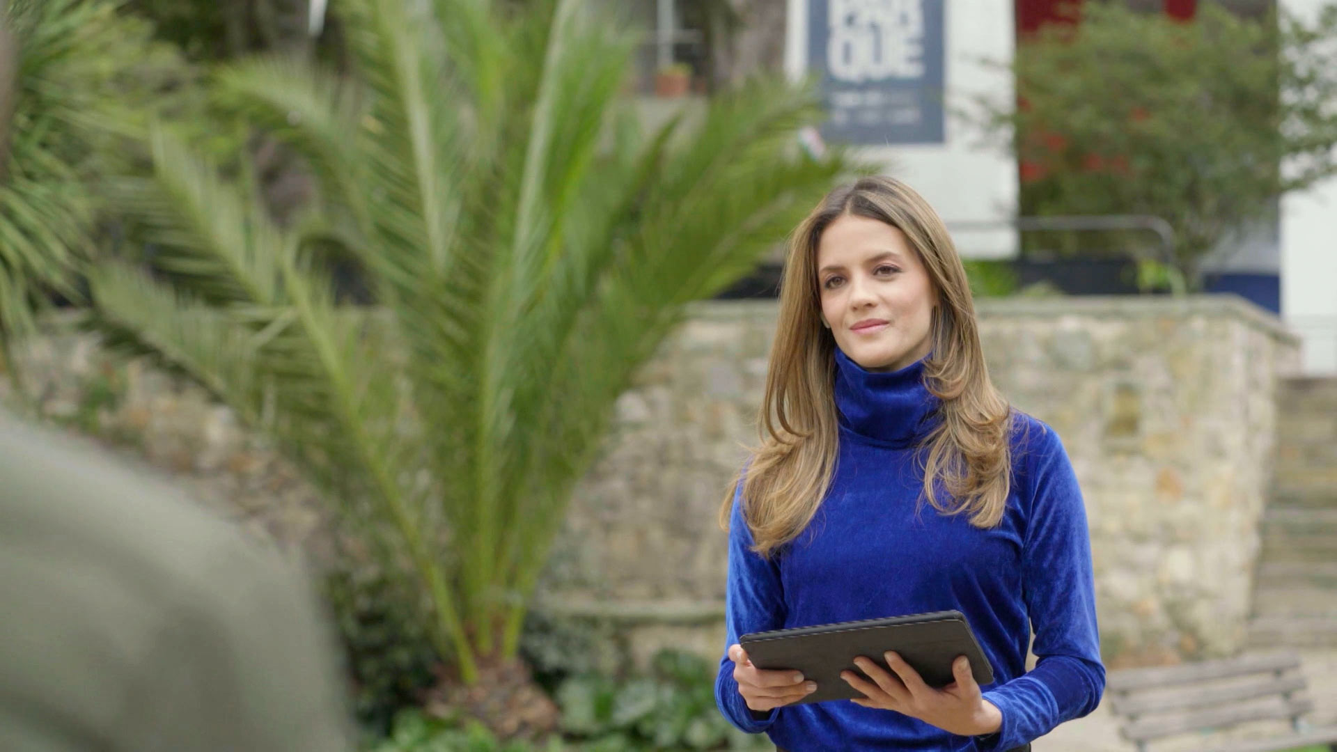 Mujer hablando sobre Jamaica, El mundo al vuelo, Héctor Mora,  turismo, viajar por el mundo, series colombianas, series de señal memoria, recorrer el mundo, Jamaica, visitar Jamaica, viaje gratis a Jamaica