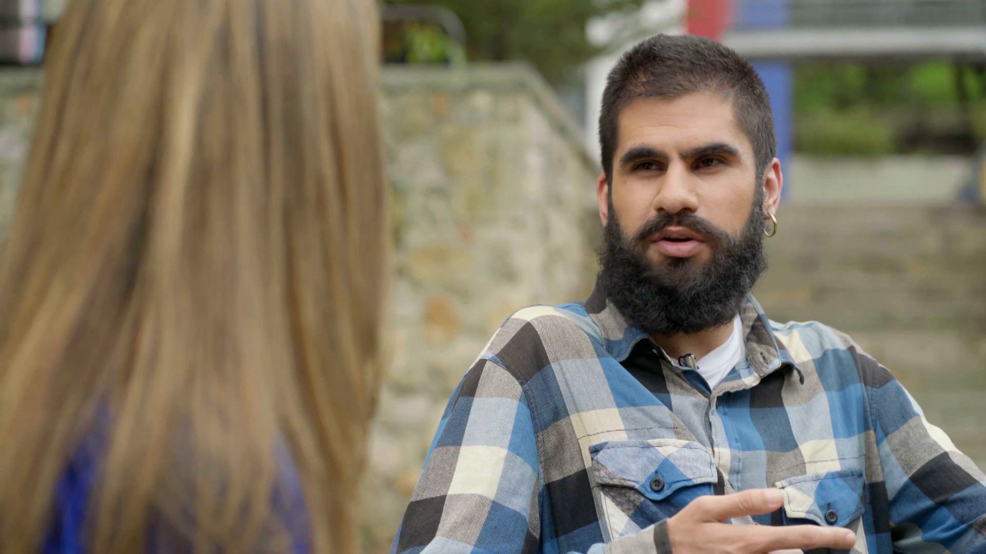 Hombre hablando sobre el sueño chino, El mundo al vuelo, Héctor Mora,  turismo, viajar por el mundo, series colombianas, series de señal memoria, recorrer el mundo, Sueño chino, visitar China, viaje gratis a China