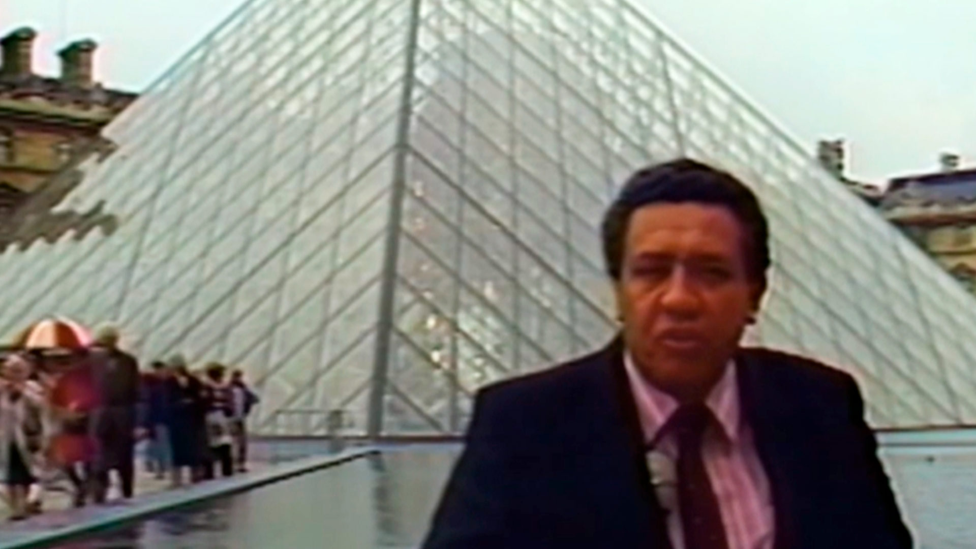 Héctor Mora frente al museo de louvre en París