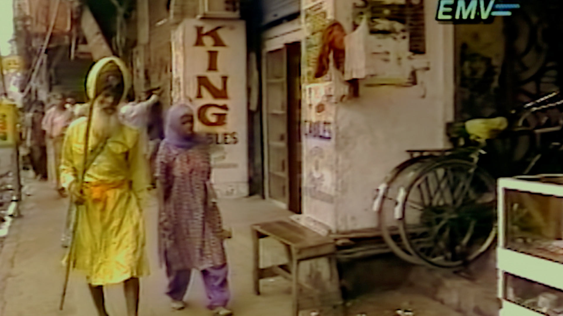 Personas con traje típico hindú por la calle